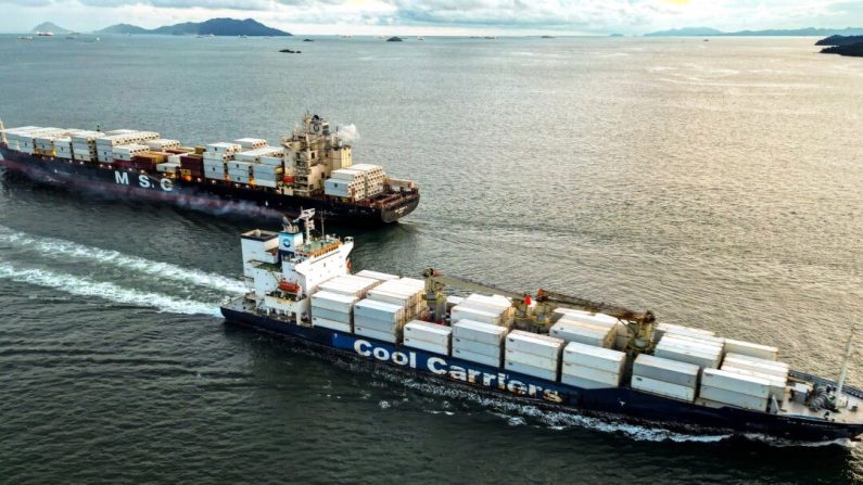 Deux cargos se croisent lors de leur entrée et sortie du canal de Panama dans l'océan Pacifique, près de Panama City, le 6 octobre 2024. (Martin Bernetti/AFP via Getty Images)