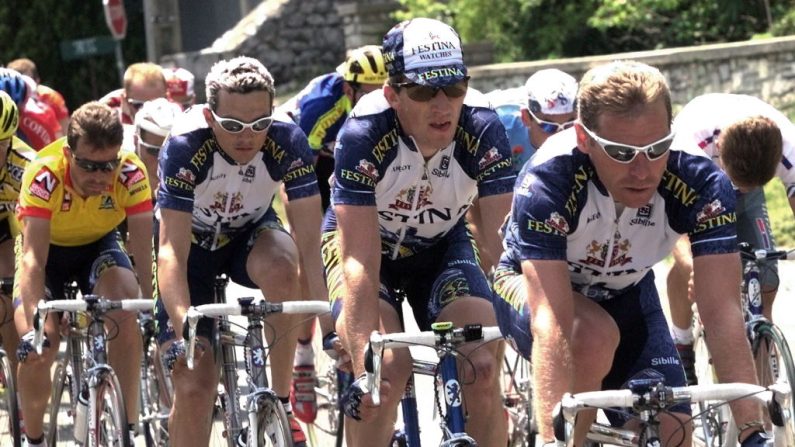 L'ancien coureur Pascal Hervé (à.d), éphémère porteur du maillot rose sur le Giro 1996, est décédé dans la nuit de mardi à mercredi à 60 ans, a annoncé l'Union nationale des cyclistes professionnels (UNCP). (Photo : PASCAL PAVANI/AFP via Getty Images)