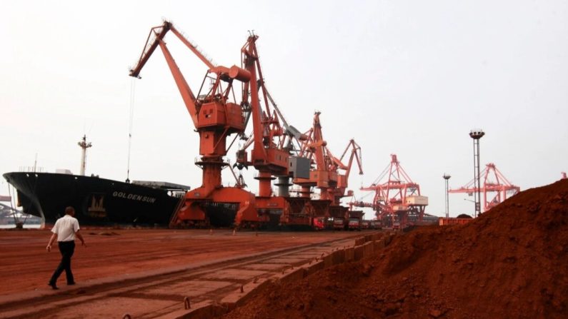 Des sols contenant divers éléments de terres rares destinés à l'exportation dans un port de Lianyungang, en Chine, sur une photo d'archive. (STR/AFP via Getty Images)