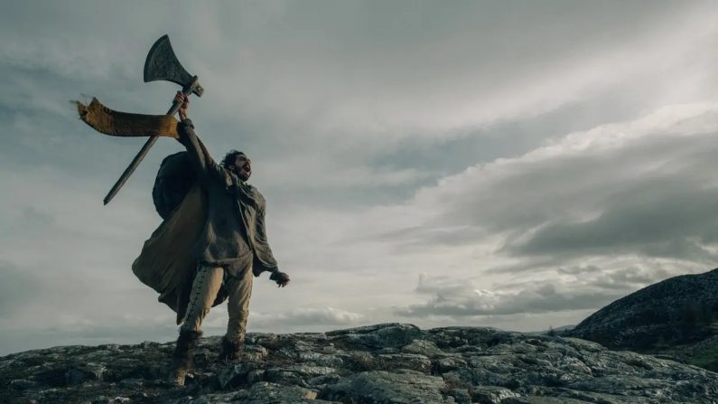 Sire Gauvain (Dev Patel) brandit la puissante hache de combat du Chevalier vert, dans le film de 2021 « Le Chevalier vert ». (A24)