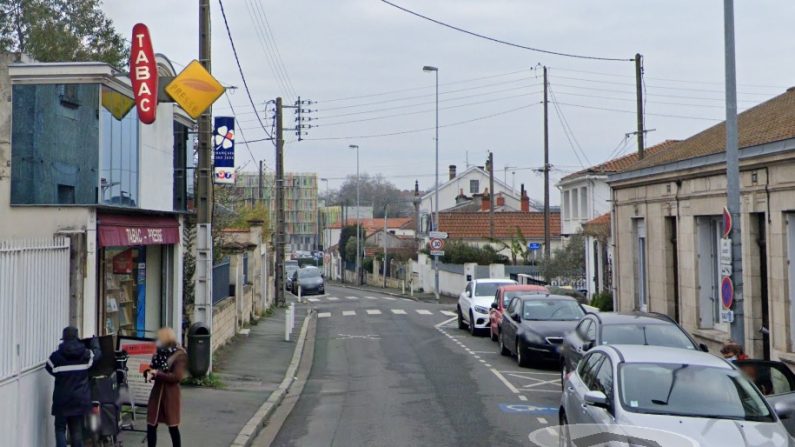 Le tabac-presse Le Petit Fétilly a vu son chiffre d'affaires baisser drastiquement depuis l'installation de 14 nouveaux panneaux stop dans sa rue au mois de septembre dernier. (Capture d'écran/Google Maps)