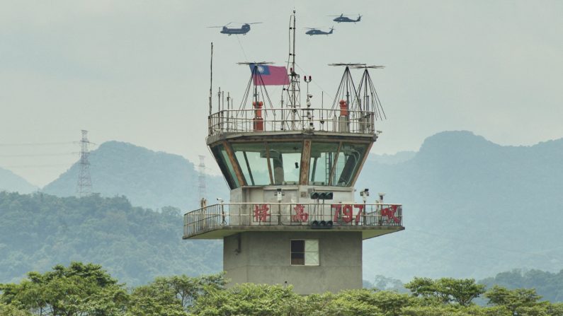 Des hélicoptères CH-47SD Chinook de fabrication américaine arborent un drapeau taïwanais devant la tour de contrôle d'une base militaire à Taoyuan, à Taïwan, le 7 mai 2024. Sam Yeh/AFP via Getty Images