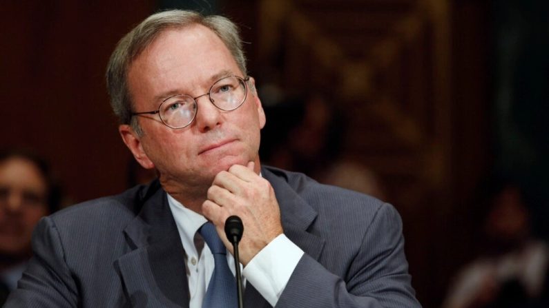 Le président exécutif de Google, Eric Schmidt, témoigne devant la sous-commission antitrust, concurrence et droits des consommateurs de la commission judiciaire du Sénat, au Capitole, à Washington, D.C., le 21 septembre 2011. (Chip Somodevilla/Getty Images)