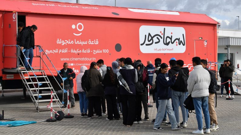 Des lycéens font la queue pour regarder un film dans un camion-cinéma itinérant CinémaTdour, dans la ville de Djemmal, dans le gouvernorat de Monastir en Tunisie, le 5 décembre 2024. Un camion-cinéma itinérant qui sillonne la Tunisie pour rendre le septième art accessible à tous, des zones rurales aux quartiers défavorisés. (FETHI BELAID/AFP via Getty Images)