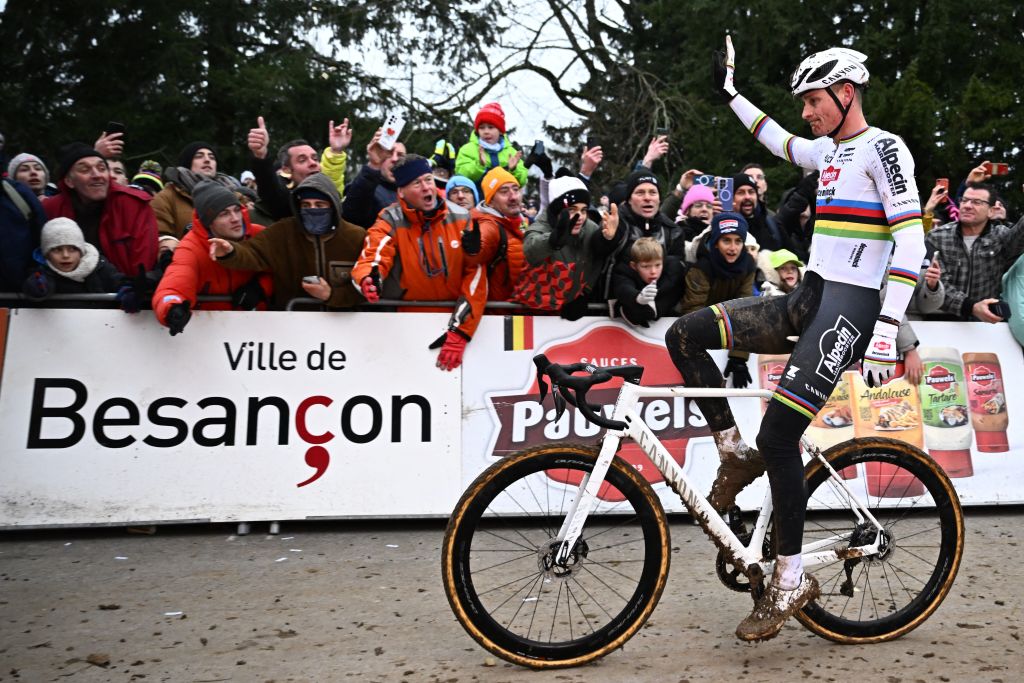 Van der Poel, invincible, s'impose en Coupe du monde à Besançon