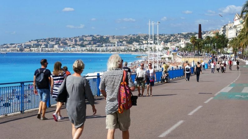 Baladez-vous sur la Promenade des Anglais à Nice, en France, pour admirer la mer Méditerranée et regarder les touristes se divertir. (Rick Steves, l'Europe de Rick Steves)