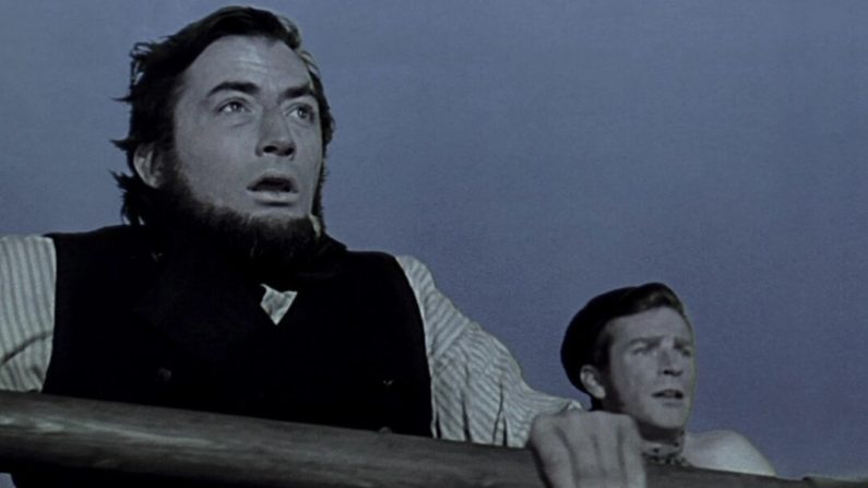 Le capitaine Achab (Gregory Peck, à g.) et Ishmael (Richard Basehart) aperçoivent pour la première fois la grande baleine dans « Moby Dick ». (Warner Bros.)