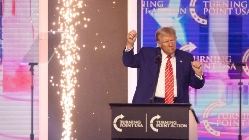 
Donald Trump danse à l'AmericaFest, organisé par Turning Point à Phoenix, AZ, le 22 décembre 2024. John Fredricks/Epoch Times