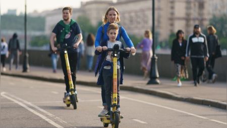 Lot-et-Garonne : un enfant de 3 ans et sa maman en trottinette électrique percutés, le chauffard prend la fuite