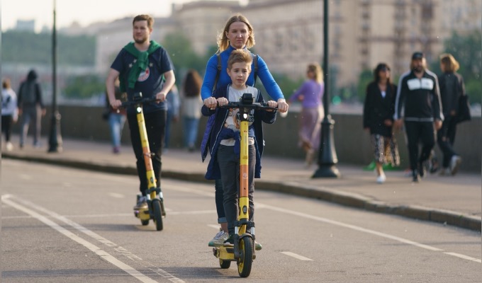 Lot-et-Garonne : un enfant de 3 ans et sa maman en trottinette électrique percutés, le chauffard prend la fuite