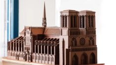 Un savoir-faire unique et 3000 heures de travail : le chocolatier Valrhona réalise la cathédrale Notre-Dame de Paris en chocolat