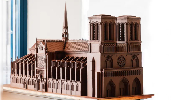 Valrhona a réalisé une sculpture en chocolat de Notre-Dame de Paris à l’occasion de sa réouverture, le 7 décembre 2024. (Crédit photo valrhona.com / Sadik Sans Voltaire)