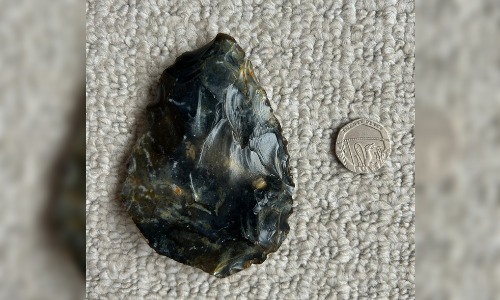 Hache datant de la fin du Paléolithique moyen, découverte par le jeune Ben Witten en 2021, sur le bord de la plage de Shoreham, dans le Sussex (Angleterre). (Photo Facebook du Worthing Museum)