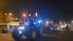 Avec leurs tracteurs illuminés, les agriculteurs défilent dans les communes pour recréer du lien