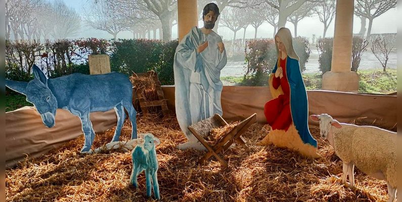 La crèche de La Roque-Gageac (Dordogne), qui était installée sous la halle de la commune, a été totalement réduite en cendres dans la nuit du 27 au 28 décembre 2024. (Crédit photo : compte Facebook de La Roque-Gageac)