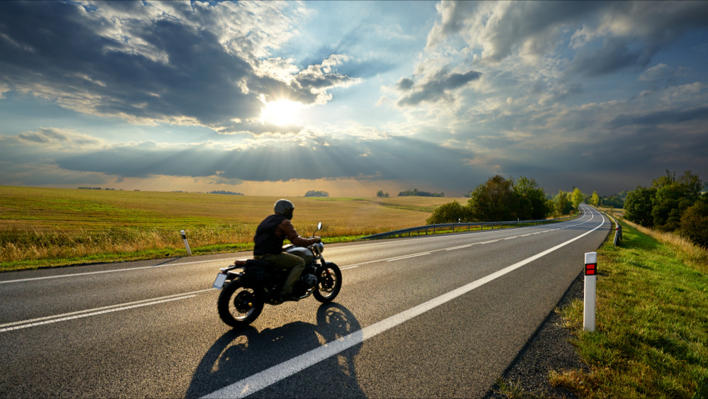 À partir du 1er janvier 2025, les motards risquent une amende de 135 euros et 3 points en moins s'ils ne respectent pas cette interdiction