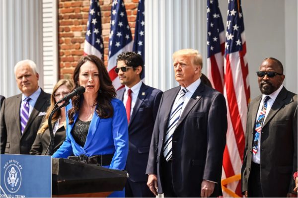 Brooke Rollins, président-directeur général de l'America First Policy Institute, s'exprime lors d'une conférence de presse annonçant un recours collectif contre les grandes entreprises technologiques au Trump National Golf Club Bedminster, à Bedminster, dans le New Jersey, le 7 juillet 2021. (Michael M. Santiago/Getty Images)