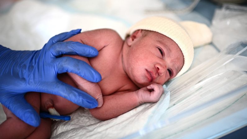 Un nouveau-né est allongé sur un lit après sa naissance à la maternité d'un hôpital à Paris le 29 juin 2022. (CHRISTOPHE ARCHAMBAULT/AFP via Getty Images)