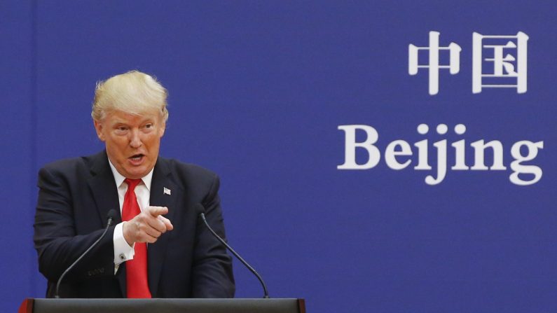 Le président américain Donald Trump et le dirigeant chinois Xi Jinping (pas sur la photo) s'adressent à des chefs d'entreprise au Grand Hall du Peuple, le 9 novembre 2017 à Pékin, en Chine. (Thomas Peter-Pool/Getty Images)