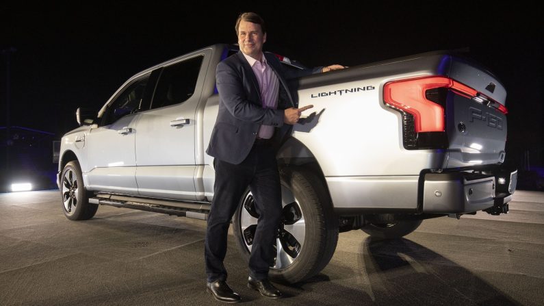 Jim Farley, PDG de Ford Motor Company, pose avec le pick-up électrique F-150 Lightning lors de sa présentation au siège mondial de Ford, le 19 mai 2021, à Dearborn, dans le Michigan. (Bill Pugliano/Getty Images)