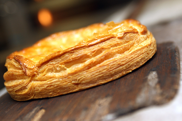 Toulouse : dans les cantines scolaires, les fèves religieuses cachées dans les galettes des rois provoquent la polémique