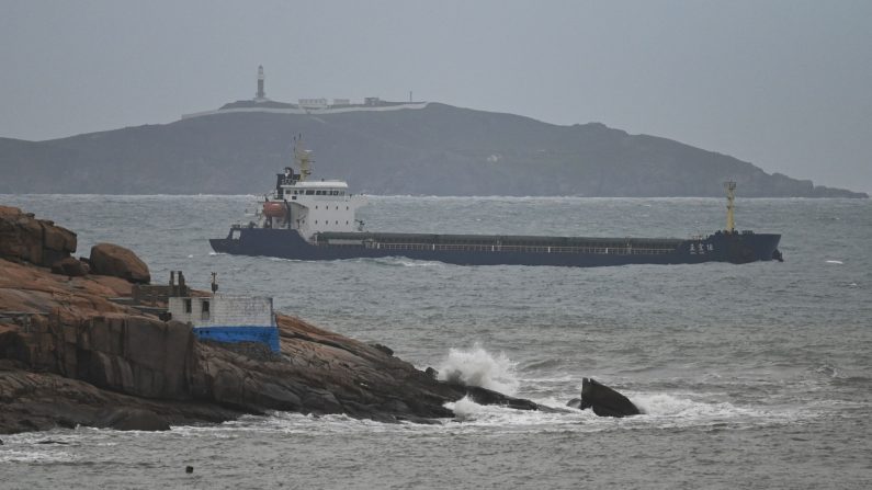 Un navire passe dans le détroit de Taïwan entre l'île de Pingtan (au premier plan), le point de la Chine le plus proche de Taïwan, et une autre île de la province chinoise du Fujian, le 7 avril 2023. (Greg Baker/AFP via Getty Images)