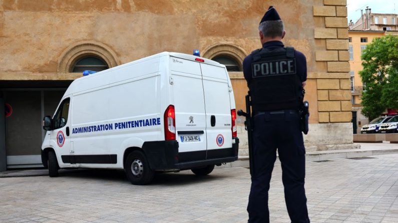 
Un policier monte la garde devant un véhicule de l'administration pénitentiaire au Palais de justice d'Aix-en-Provence, le 3 août 2023. (CLEMENT MAHOUDEAU/AFP via Getty Images)