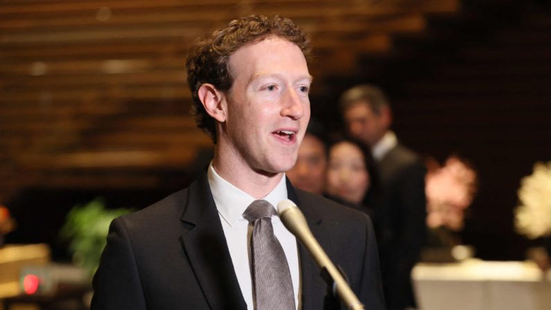 Mark Zuckerberg s'adressant à des journalistes au bureau du Premier ministre japonais lors de sa visite à Tokyo. (STR/JIJI Press/AFP via Getty Images)