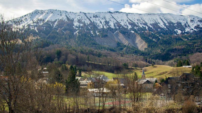 Le village du Vernet vu de la route nationale, le 4 avril 2024. (Photo : Thibaut Durand / Hans Lucas via AFP)