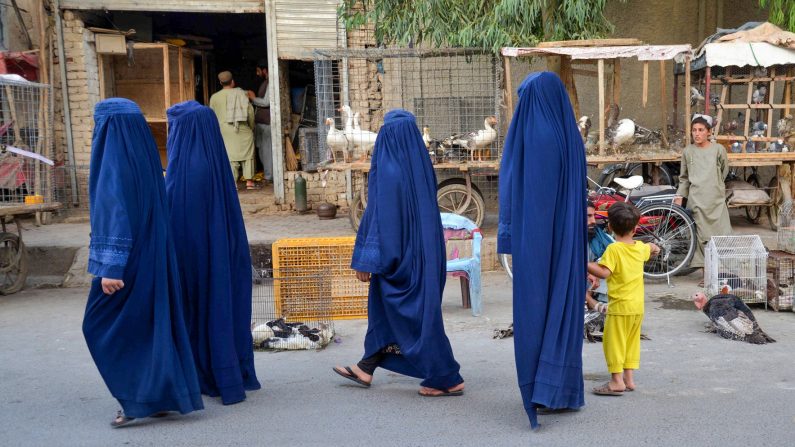  Des femmes afghanes vêtues de burqa marchent dans une rue de Kandahar, le 3 septembre 2024. (SANAULLAH SEIAM/AFP via Getty Images)