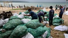 Bali : grand nettoyage des plages envahies par l’un des « pires » échouages de déchets plastiques