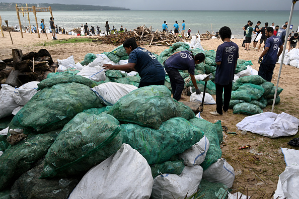 Bali : grand nettoyage des plages envahies par l'un des "pires" échouages de déchets plastiques