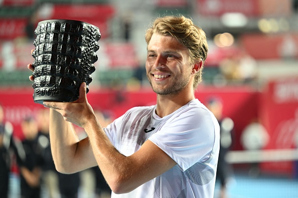 Le Français Alexandre Muller après sa victoire contre le Japonais Kei Nishikori lors de la finale du tournoi de tennis Hong Kong Open, le 5 janvier 2025. (Photo PETER PARKS/AFP via Getty Images) 