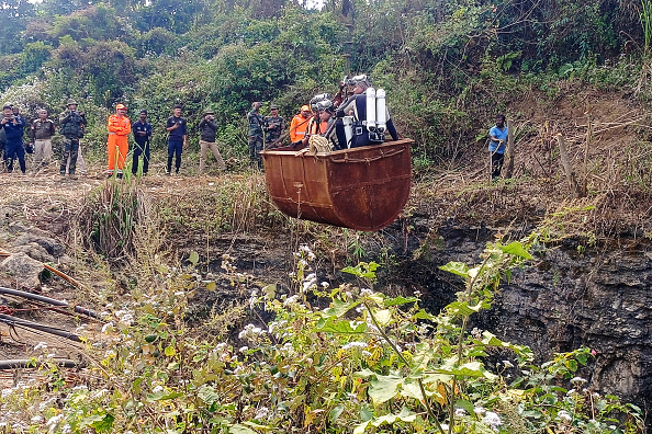 Inde : des secouristes tentent d'atteindre des mineurs piégés sous terre par une inondation