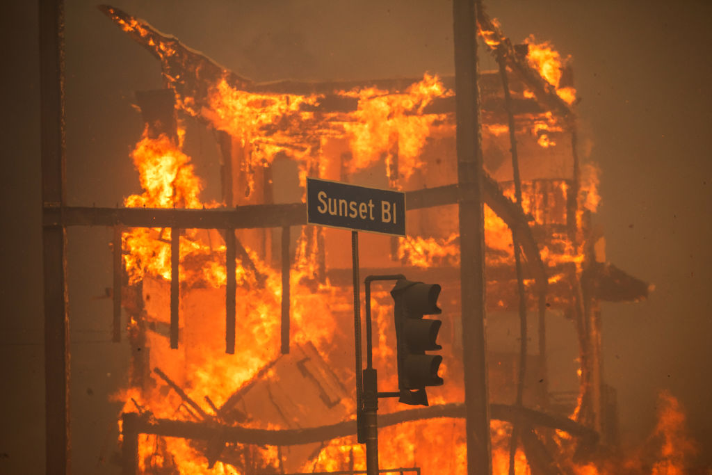 Au moins cinq personnes sont mortes dans les incendies à Los Angeles, Hollywood évacué