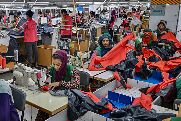 Bangladesh : l'industrie textile a rebondi, mais la grande précarité ouvrière demeure