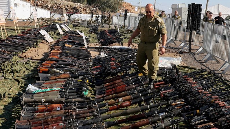 Des armes et d'autres équipements qui, selon l'armée israélienne, appartenaient au groupe militant libanais Hezbollah ont été saisis par l'armée au cours de son opération terrestre dans le sud du Liban. Ces armes et équipements sont présentés aux médias le 23 décembre 2024, dans une base militaire du nord d'Israël. (JACK GUEZ/AFP via Getty Images)