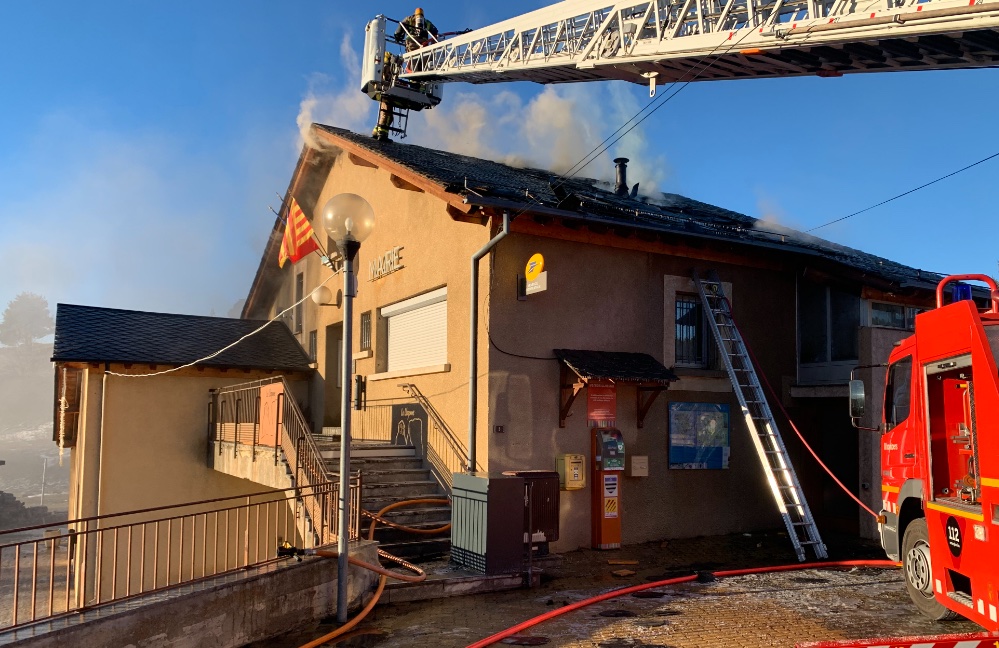 Une mairie des Pyrénées dévastée par les flammes : "C’est plus qu’un incendie, c’est tout un symbole"