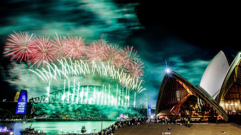 Le feu d'artifice de Sydney NYE vu depuis l'Opéra de Sydney à Sydney, Australie, le 1er janvier 2025. (Brook Mitchell/Getty Images)