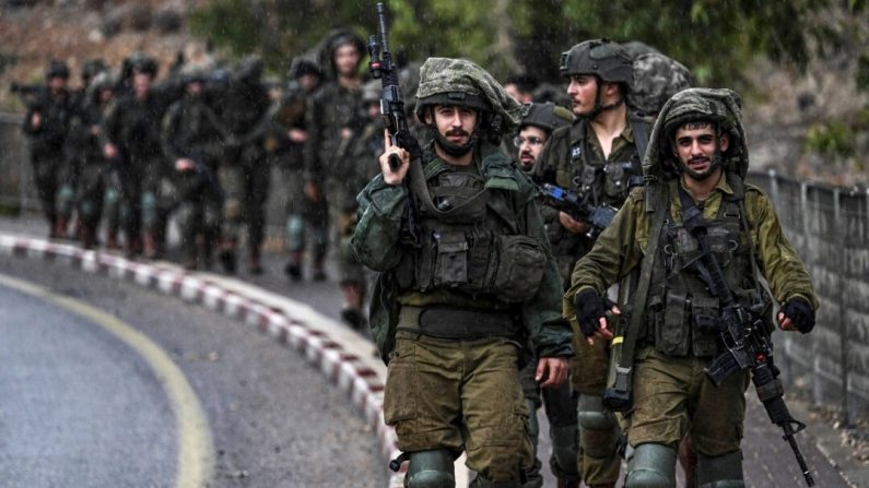 Des soldats de l'armée israélienne patrouillent dans une zone non divulguée dans le nord d'Israël, à la frontière du Liban, le 15 octobre 2023. (ARIS MESSINIS/AFP via Getty Images)