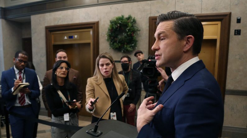 Le chef du Parti conservateur canadien Pierre Poilievre s'exprime lors d'une conférence de presse sur la Colline du Parlement le 16 décembre 2024 à Ottawa. (DAVE CHAN/AFP via Getty Images)