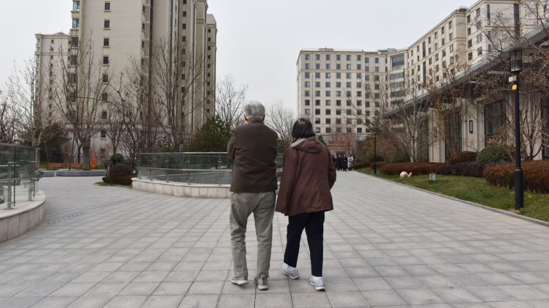 Des résidents se rendent à leur appartement dans la communauté de Yanyuan pour personnes âgées, à la périphérie de Pékin, en Chine, le 5 décembre 2018. (Greg Baker/AFP via Getty Images)