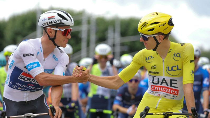 Gravement accidenté en décembre, Remco Evenepoel (à.g) compte être "dans une très grande forme" au Tour de France en juillet, a déclaré le champion belge après avoir passé des examens de contrôle rassurants jeudi en Belgique. (Photo : THOMAS SAMSON/AFP via Getty Images)