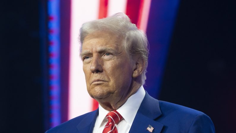 Le président élu Donald Trump regarde la fête de l'Amérique organisée par Turning Point USA au Centre des congrès de Phoenix (Arizona), le 22 décembre 2024. (Rebecca Noble/Getty Images)