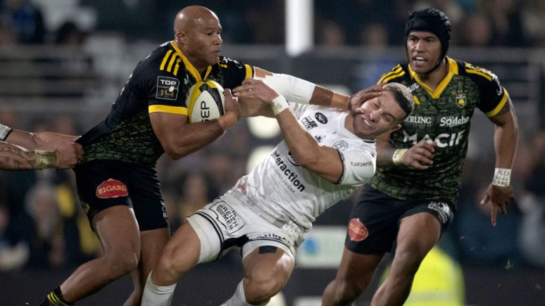 Auteur d'un plaquage dangereux lors de la rencontre de Top 14, Teddy Thomas (à.g) a été suspendu quatre semaines, a annoncé la Ligue nationale de rugby jeudi. (Photo : XAVIER LEOTY/AFP via Getty Images)