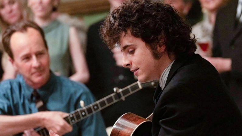 Bob Dylan (Timothée Chalamet, à dr.) et Pete Seeger (Edward Norton), dans "Un parfait inconnu". (Searchlight Pictures)