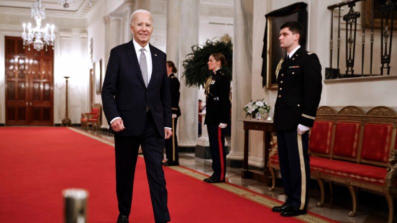 Le président Joe Biden entre dans la salle Est pour accueillir la cérémonie de remise de la médaille présidentielle des citoyens à la Maison-Blanche le 2 janvier 2025. (Chip Somodevilla/Getty Images)