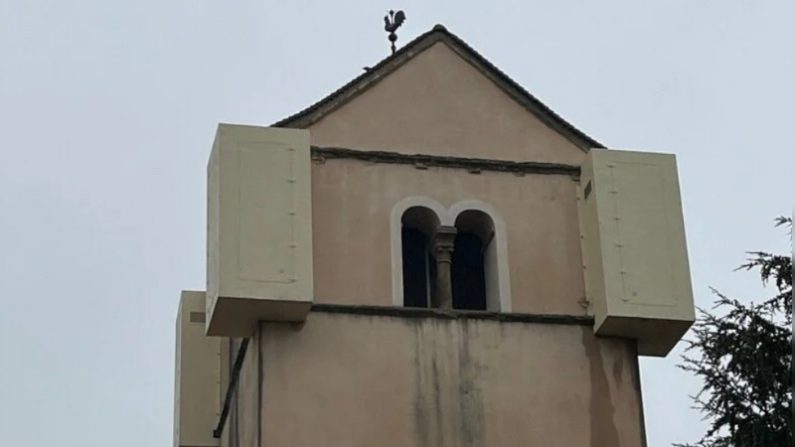 En Saône-et-Loire, les habitants d’Essertenne en colère après l’installation d’antennes 5G sur le clocher de l’église, fin décembre 2024. (Crédit photo : pétition lancée par Sébastien D'Ingeo sur Change.org, intitulée « Retrait des antennes téléphoniques sur le clocher de l’église »)