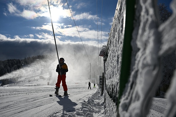 Savoie : un skieur en arrêt cardiaque sauvé par l'employé du téléski et les pisteurs