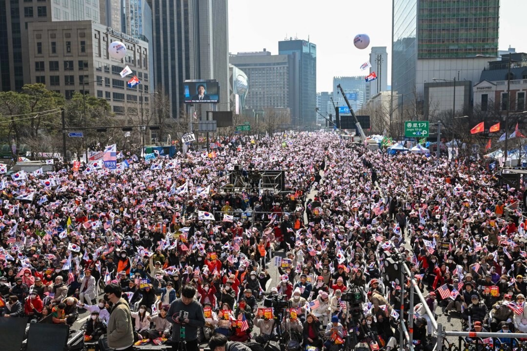 Le président sud-coréen libéré, des dizaines de milliers de personnes descendent dans les rues pour célébrer ... ou protester